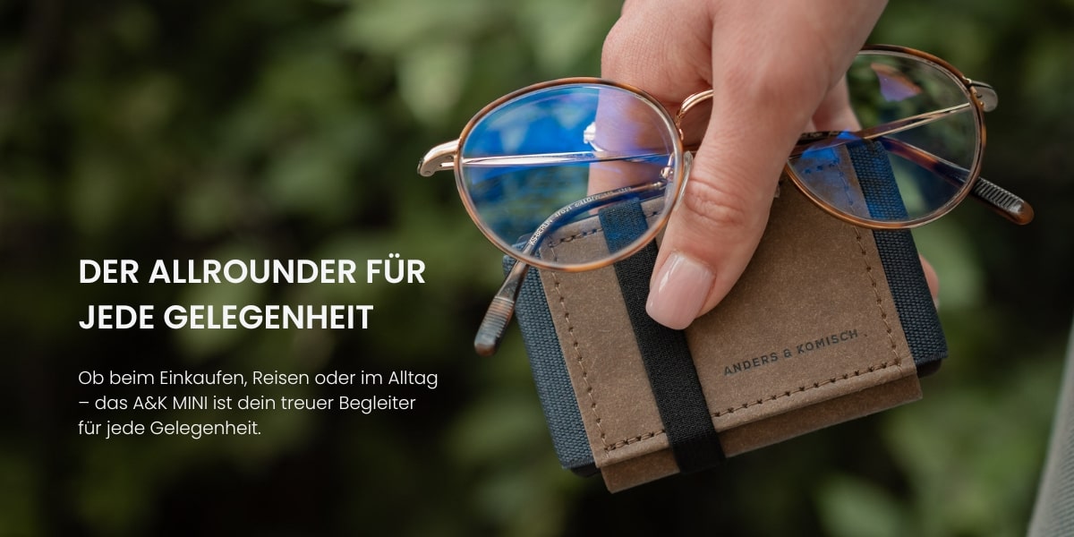 Mini Wallet in Kreditkartenformat im Größenvergleich mit einer Brille